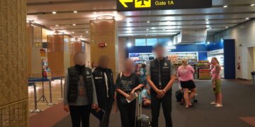 KJB dikawal petugas Imigrasi Ngurah Rai saat dideportasi. -Balitopik.com