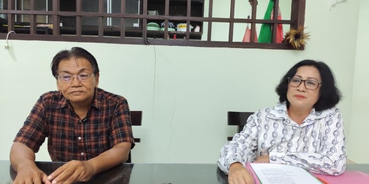 I Nyoman Lemes (kiri) didampingi kuasa hukum Ni Nyoman Armani, S.H.