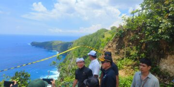 Panitia Khusus Tata Ruang, Aset, dan Perizinan (Pansus TRAP) dan Satpol PP saat sidak proyek lift di pantai Kelingking. -Balitopik.com