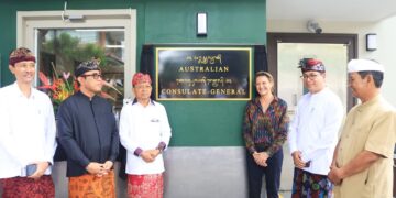 Gubernur Bali Wayan Koster (tengah-kiri) saat hadir peresmian papan nama aksara Bali Konsulat Jenderal Australia. -Balitopik.com
