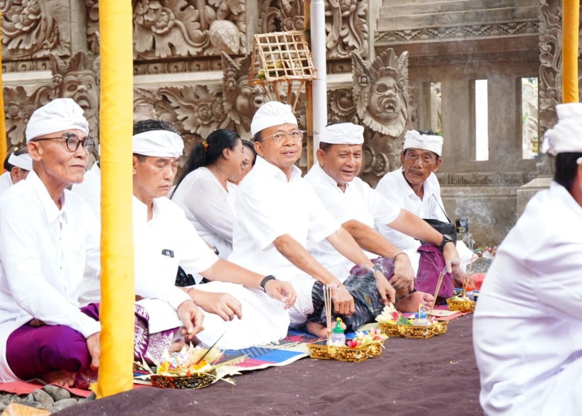 Gubernur Bali Wayan Koster (tengah). -Balitopik.com