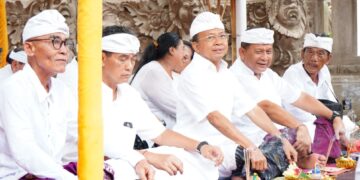 Gubernur Bali Wayan Koster (tengah). -Balitopik.com