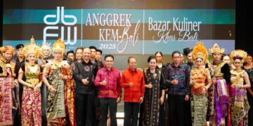 Gubernur Bali Wayan Koster dan Ketua Dewan Kerajinan Nasional Daerah (Dekranasda) Provinsi Bali, Putri Koster (tengah). -Balitopik.com