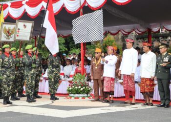 Gubernur Bali Wayan Koster saat memimpin apel peringatan Hari Pahlawan ke-80 Tahun 2025 di Lapangan Niti Mandala Renon. -Balitopik.com