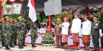 Gubernur Bali Wayan Koster saat memimpin apel peringatan Hari Pahlawan ke-80 Tahun 2025 di Lapangan Niti Mandala Renon. -Balitopik.com
