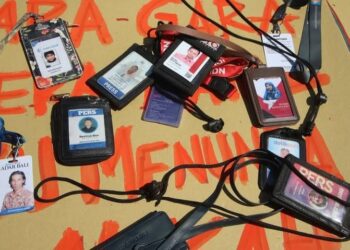 Sejumlah id pers yang dicopot saat aksi damai Solidaritas Jurnalis Bali. -Balitopik.com