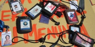Sejumlah id pers yang dicopot saat aksi damai Solidaritas Jurnalis Bali. -Balitopik.com