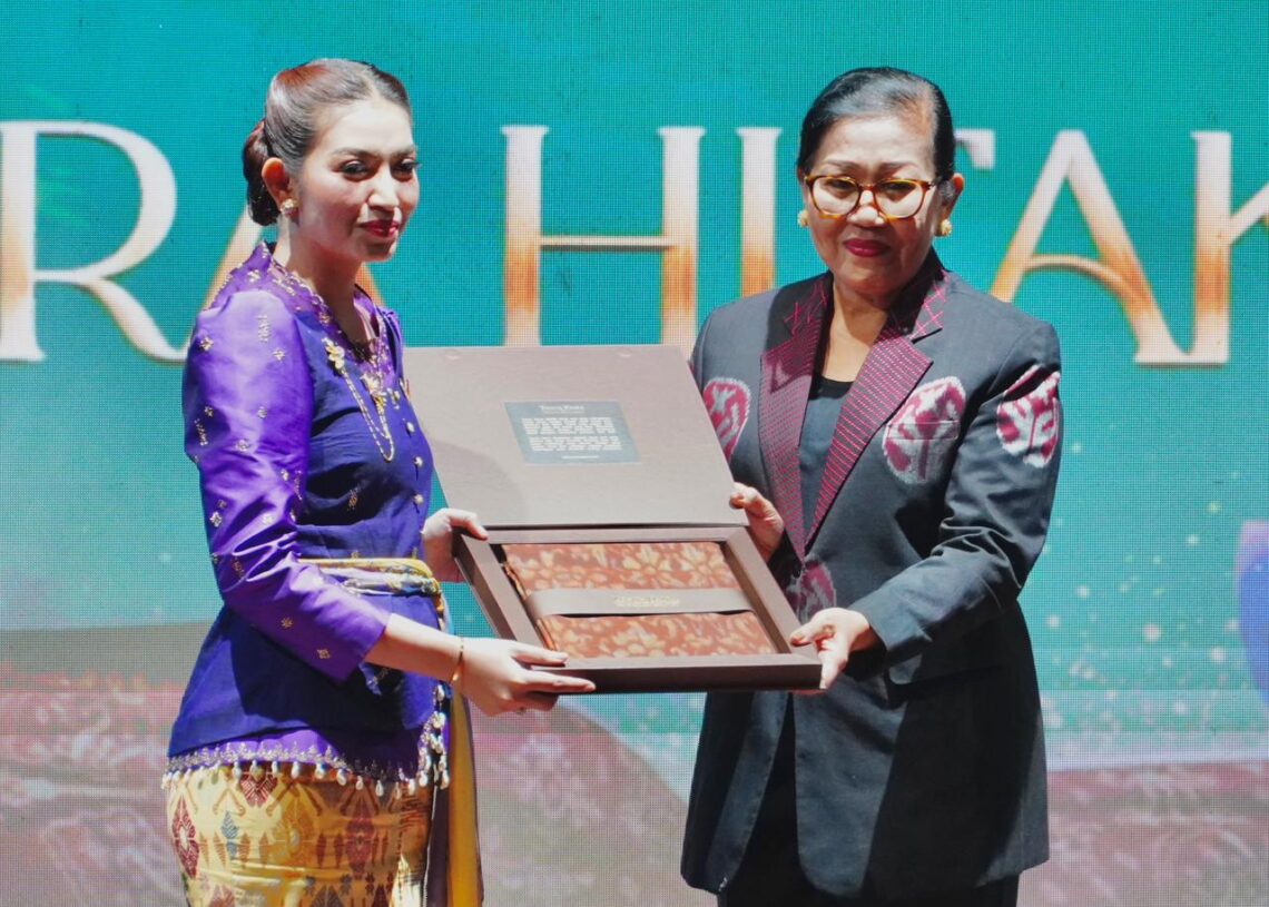 Ny. Selvi Gibran Rakabuming dan Ketua Dekranasda Provinsi Bali, Ibu Putri Koster. -Balitopik.com