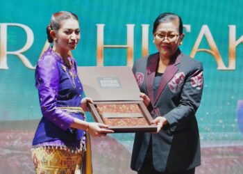 Ny. Selvi Gibran Rakabuming dan Ketua Dekranasda Provinsi Bali, Ibu Putri Koster. -Balitopik.com