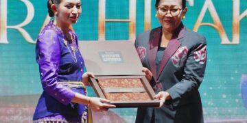 Ny. Selvi Gibran Rakabuming dan Ketua Dekranasda Provinsi Bali, Ibu Putri Koster. -Balitopik.com