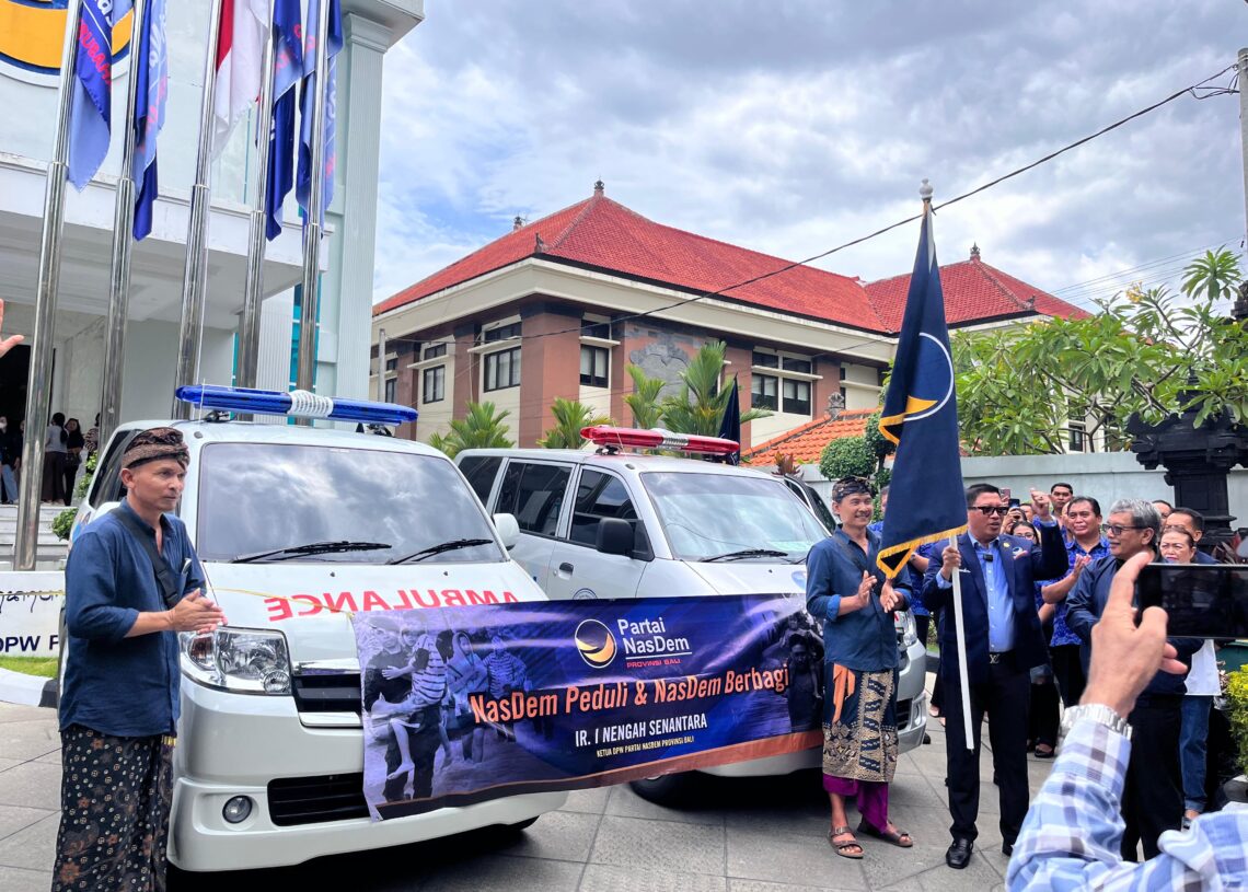 Ketua DPW NasDem Bali, I Nengah Senantara saat menyerahkan 2 unit ambulance kepada perwakilan masyarakat Buleleng dan Gianyar. -Balitopik.com