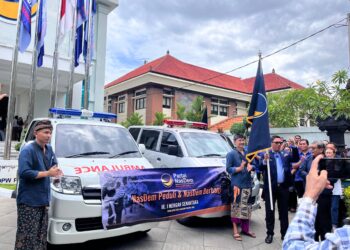 Ketua DPW NasDem Bali, I Nengah Senantara saat menyerahkan 2 unit ambulance kepada perwakilan masyarakat Buleleng dan Gianyar. -Balitopik.com