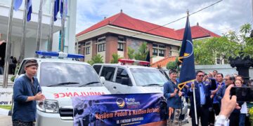 Ketua DPW NasDem Bali, I Nengah Senantara saat menyerahkan 2 unit ambulance kepada perwakilan masyarakat Buleleng dan Gianyar. -Balitopik.com