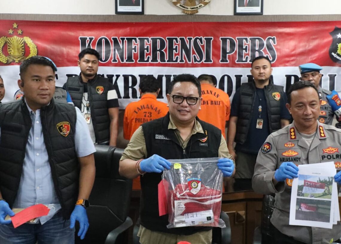 Jajaran Polda Bali saat konferensi pers penangkapan kedua pelaku vandalisme bendera merah putih. -IST