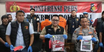 Jajaran Polda Bali saat konferensi pers penangkapan kedua pelaku vandalisme bendera merah putih. -IST