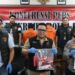 Jajaran Polda Bali saat konferensi pers penangkapan kedua pelaku vandalisme bendera merah putih. -IST