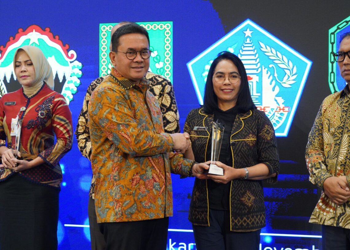 Menteri Perdagangan Budi Santoso saat memberikan penghargaan Pemprov Bali yang diterima oleh Asisten Perekonomian dan Pembangunan Setda Provinsi Bali, Luh Ayu Aryani, yang mewakili Gubernur Bali Wayan Koster. -IST/Balitopik.com