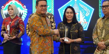 Menteri Perdagangan Budi Santoso saat memberikan penghargaan Pemprov Bali yang diterima oleh Asisten Perekonomian dan Pembangunan Setda Provinsi Bali, Luh Ayu Aryani, yang mewakili Gubernur Bali Wayan Koster. -IST/Balitopik.com