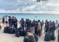 PMNTT UNUD saat aksi bersih-bersih Pantai Kelan, Badung. -Balitopik.com