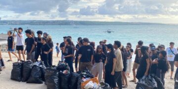 PMNTT UNUD saat aksi bersih-bersih Pantai Kelan, Badung. -Balitopik.com