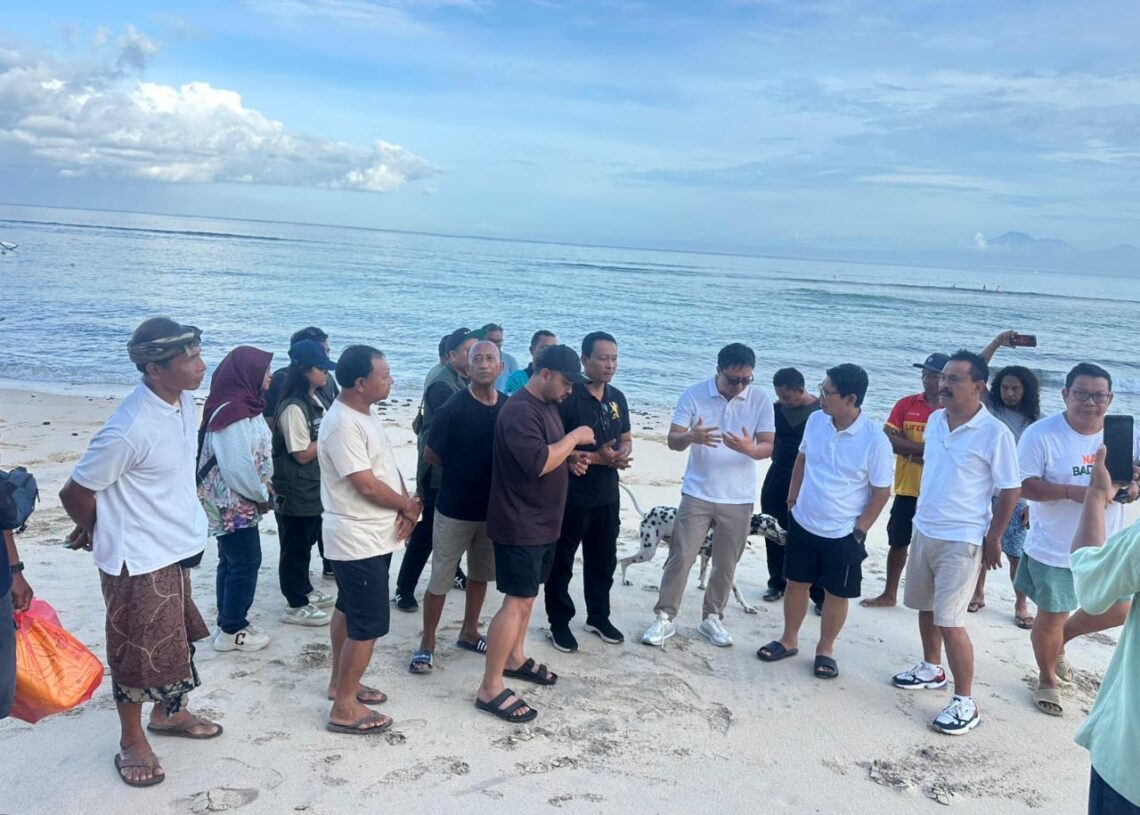 Bupati Badung I Wayan Adi Arnawa saat berdialog dengan warga pantai Bingin. -IST/Balitopik.com
