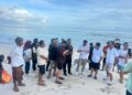 Bupati Badung I Wayan Adi Arnawa saat berdialog dengan warga pantai Bingin. -IST/Balitopik.com