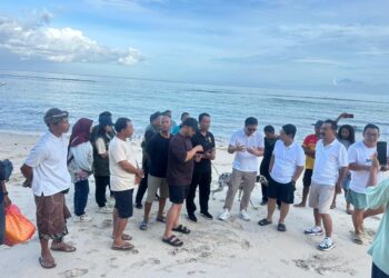 Bupati Badung I Wayan Adi Arnawa saat berdialog dengan warga pantai Bingin. -IST/Balitopik.com