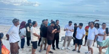 Bupati Badung I Wayan Adi Arnawa saat berdialog dengan warga pantai Bingin. -IST/Balitopik.com