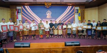 Bupati Badung saat menyerahkan Bupati Serahkan Mangupura Award, Badung Festival Inovasi, Dan Adi Karya Nugraha Tahun 2025. -IST/Balitopik.com