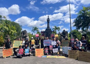 Aksi Solidaritas Jurnalis Bali dukung Tempo di Monumen Bajra Sandhi, Renon, Denpasar. -Balitopik.com