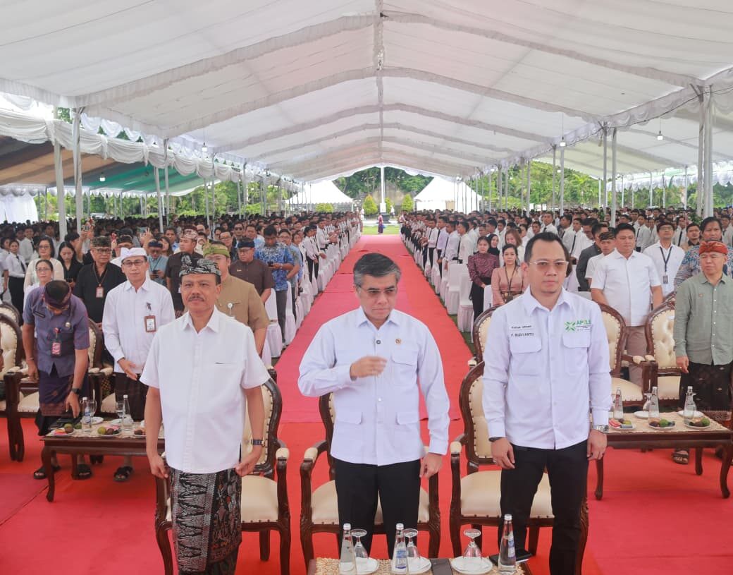 Sekda Bali Dewa Made Indra (kiri) saat melepas ribuan peserta magang ke Jepang. -IST/Balitopik.com