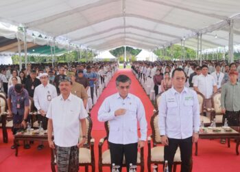 Sekda Bali Dewa Made Indra (kiri) saat melepas ribuan peserta magang ke Jepang. -IST/Balitopik.com