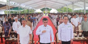 Sekda Bali Dewa Made Indra (kiri) saat melepas ribuan peserta magang ke Jepang. -IST/Balitopik.com