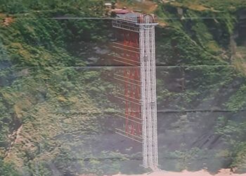 Gambar proyek lift kaca di Pantai Kelingking Nusa Penida, Klungkung. -IST/Balitopik.com
