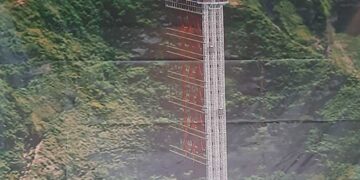 Gambar proyek lift kaca di Pantai Kelingking Nusa Penida, Klungkung. -IST/Balitopik.com