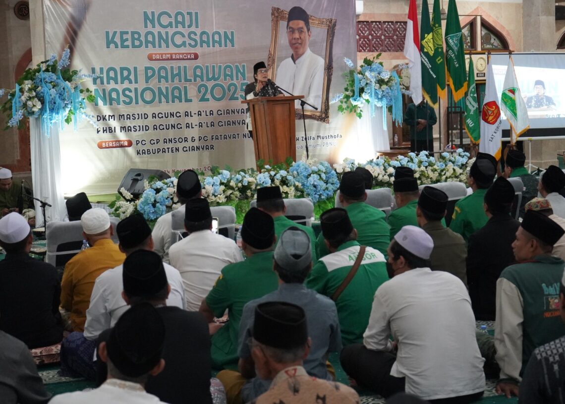 Wakil Gubernur Bali I Nyoman Giri Prasta saat memberikan sambutan saat ikut Ngaji Kebangsaan oleh DKM Masjid Agung Al-A'La, PHBI Masjid Agung Al-A'La, bersama PC GP Ansor dan PC Fatayat NU di Kabupaten Gianyar. -Balitopik.com