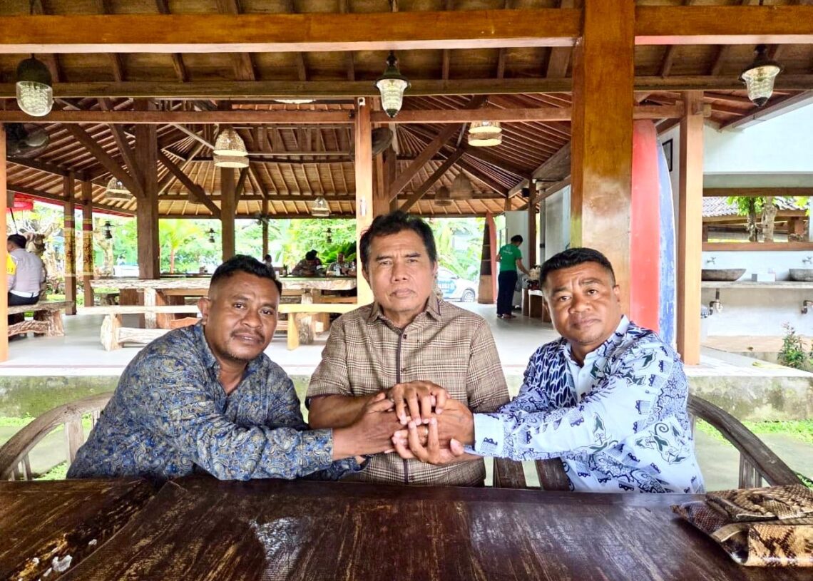 Riyanta (tengah) serta Yulius Benyamin Seran dan rekan. -IST/Balitopik.com