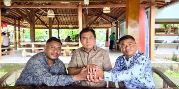 Riyanta (tengah) serta Yulius Benyamin Seran dan rekan. -IST/Balitopik.com