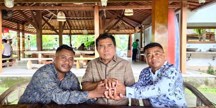 Riyanta (tengah) serta Yulius Benyamin Seran dan rekan. -IST/Balitopik.com