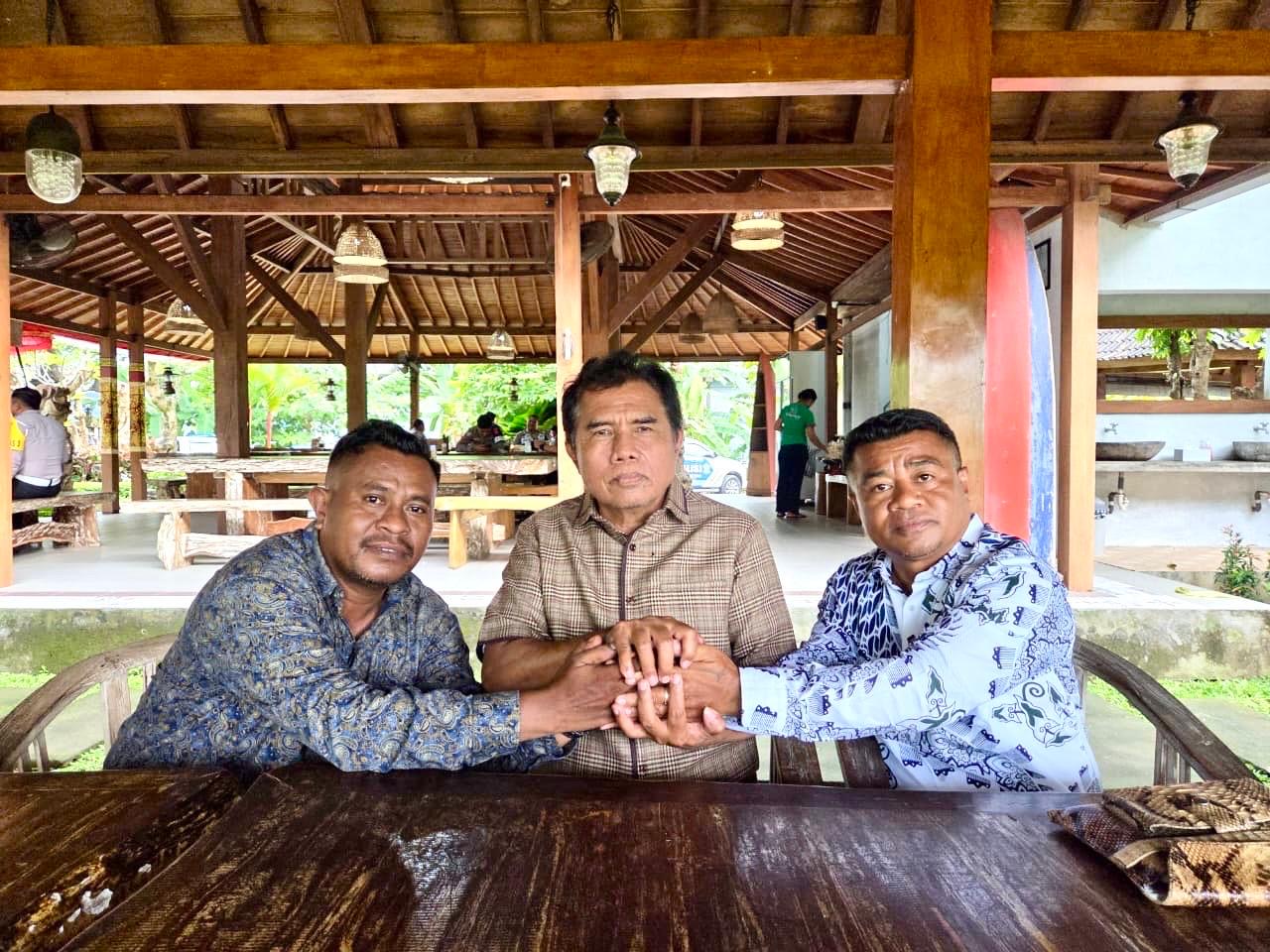 Riyanta (tengah) serta Yulius Benyamin Seran dan rekan. -IST/Balitopik.com