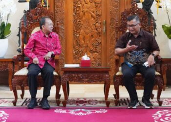 Gubernur Bali Wayan Koster (kiri) dan Deputi Bidang Sistem dan Tata Kelola BGN, Dr. Ir. Tigor Pangaribuan. -Balitopik.com