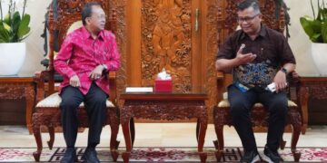 Gubernur Bali Wayan Koster (kiri) dan Deputi Bidang Sistem dan Tata Kelola BGN, Dr. Ir. Tigor Pangaribuan. -Balitopik.com