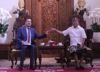 Gubernur Bali, Wayan Koster saat bersulang Kopi Arak dengan Wakil Menteri Luar Negeri Bulgaria, Nikolay Pavlov. -Balitopik.com