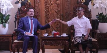 Gubernur Bali, Wayan Koster saat bersulang Kopi Arak dengan Wakil Menteri Luar Negeri Bulgaria, Nikolay Pavlov. -Balitopik.com