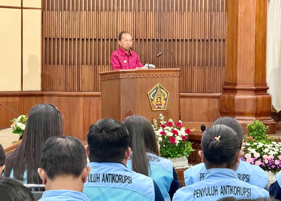 Gubernur Bali Wayan Koster saat Sosialisasi Penguatan Integritas, Budaya Antikorupsi dan Gratifikasi bagi ASN Pemprov Bali. -Balitopik.com