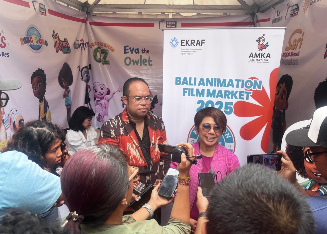 Deputi Bidang Kreativitas Media Kementerian Ekonomi Kreatif RI, Agustini Rahayu (kanan) didampingi Direktur AMKA Animation, Herman Umbu Billy. -Balitopik.com