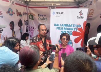 Deputi Bidang Kreativitas Media Kementerian Ekonomi Kreatif RI, Agustini Rahayu (kanan) didampingi Direktur AMKA Animation, Herman Umbu Billy. -Balitopik.com