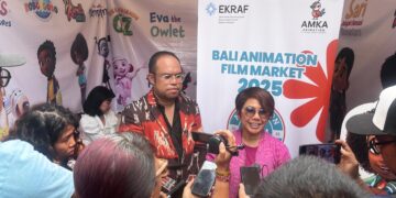 Deputi Bidang Kreativitas Media Kementerian Ekonomi Kreatif RI, Agustini Rahayu (kanan) didampingi Direktur AMKA Animation, Herman Umbu Billy. -Balitopik.com