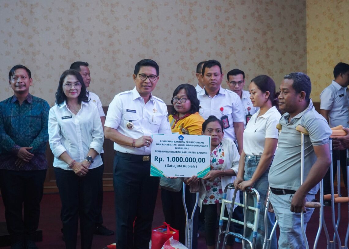 Bupati Adi Arnawa saat meluncurkan bantuan perlindungan dan rehabilitas sosial bagi penyandang disabilitas. -IST/Balitopik.com