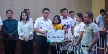 Bupati Adi Arnawa saat meluncurkan bantuan perlindungan dan rehabilitas sosial bagi penyandang disabilitas. -IST/Balitopik.com